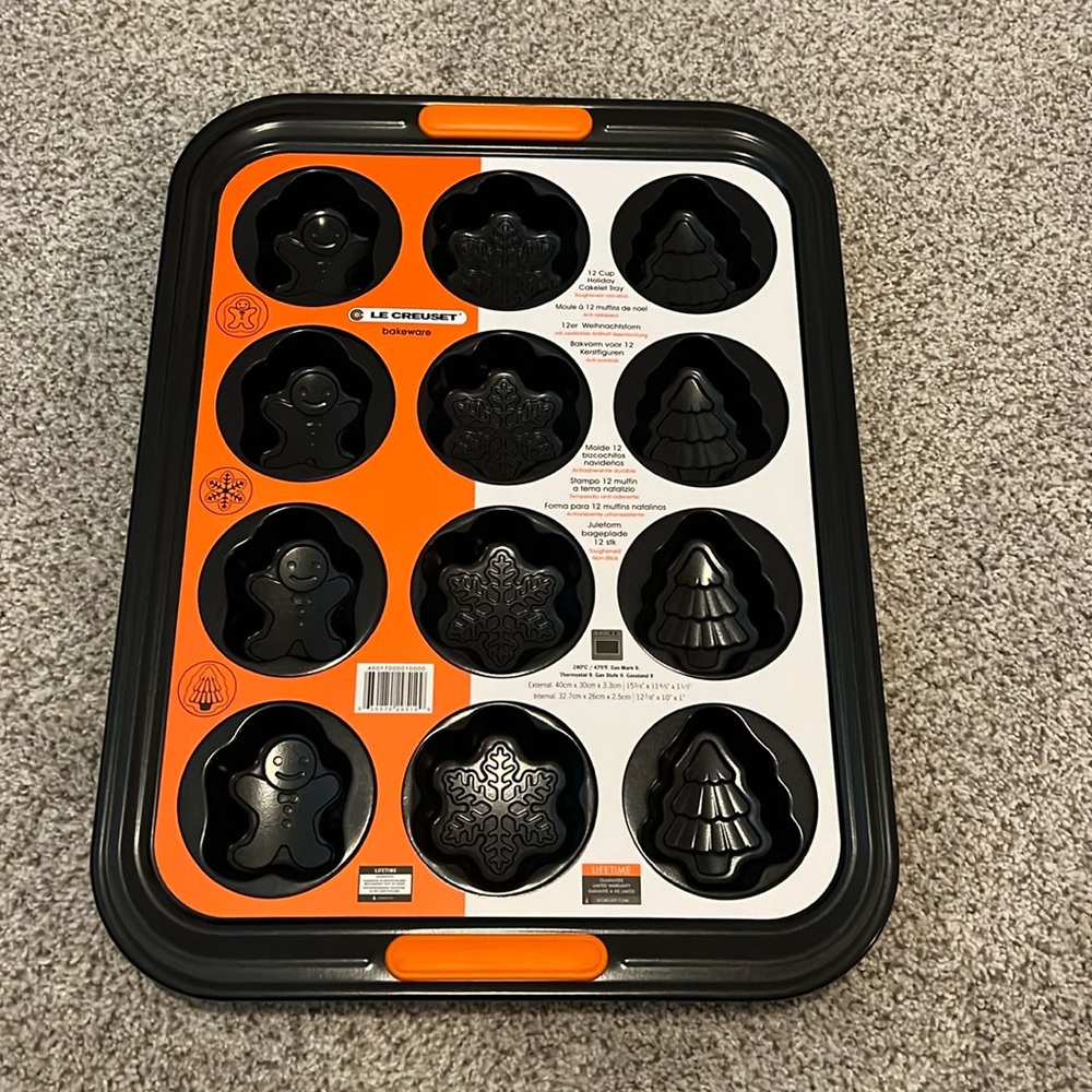 Le Creuset 12-Cup Holiday Cakelet Pan